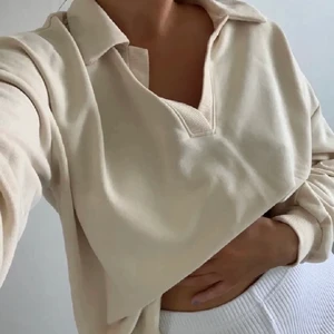 Beige tröja  - Köp direkt för 500kr, helt SLUTSÅLD PÅ HEMSIDAN. Storlek S. Aldrig använd, lappar finns kvar!