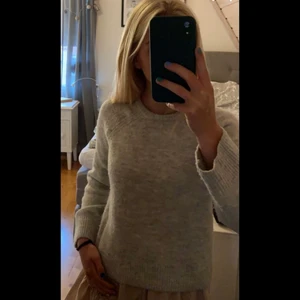 Grå stickad tröja - En fin grå stickad tröja i storleken 152 men jag är en xs/s och tröjan passar perfekt på mig!😍inte stikig eller obekväm🤩🤩