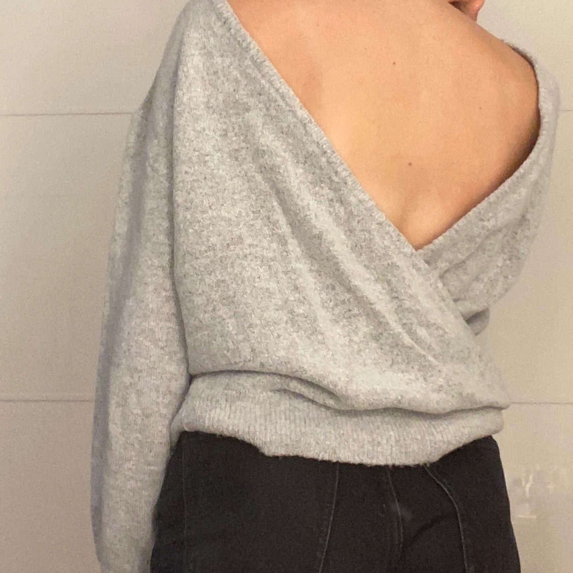 Stickad tröja med omlott i rygg