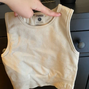 topp/bh - en sport bh ifrån stronger, men kan användas som topp också!!