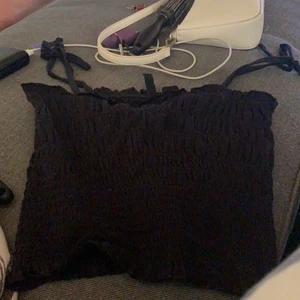 Linne hm - Säljer nu ännu ett till linne från hm, fast svart denna gång. Köpte den när jag var i Örnsköldsvik, men ångrat lite. Aldrig använt ute utan bara hemma en gång, jätte fint men är inte riktigt min stil. De är knutar på varje sida av axlarna. Säljer för 40kr o sen får ni buss uppot. Skriv för mer bilder eller om ni har frågor om linnet