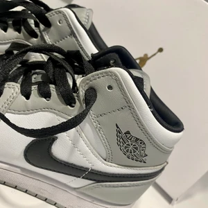 Air Jordan 1 Mid Light Smoke Grey - Äkta | Knappt använda så i bra skick - låda finns! 