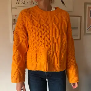 Orange kabelstixkad tröja från H&M, tjock och tung och perfekt i höst!!
