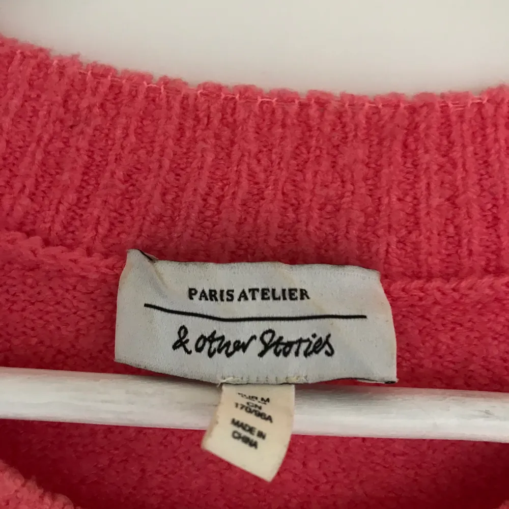 En jättesöt rosa stickad tröja ifrån other stories. Värmer bra och sitter löst på kroppen💕. Tröjor & Koftor.