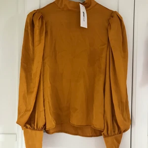 Senapsgul blus  - Har aldrig använt blusen. Den är senapsgul och sitter löst på kroppen. Jättefin nu till hösten🍂🍂