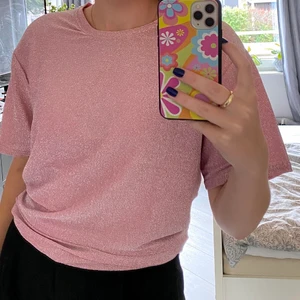 Glittrig tröja - Säljer en rosa glittrig tröja. Strl L, prislappen kvar. Köpare står för frakt🧡