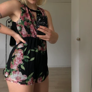 Blommig byxdress - Söt kort byxdress med fina detaljer både fram och bak! Köpt på SHEIN och det står ingen storlek men den sitter som storlek S/36 ungefär☺️
