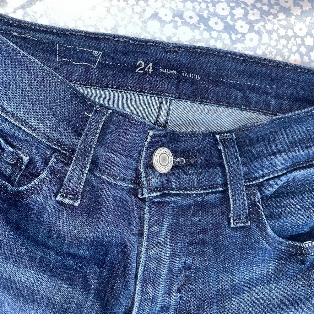 Mörkblåa Levi’s super skinny jeans i storlek 24, knappt använda. . Farkut & Housut.