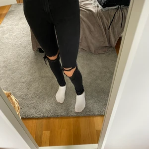 Skinny jeans fr lager 157, svarta hål - Skinny jeans som sitter tajt men så bekvämt, de är super stretchiga och tajta👍 de har snygga hål på knäna men jag tycker nt de passar på mig längre❤️ de är jättelånga på mig som är ca 167 och högmidjade, i storlek xs men så stretchiga att de säkert skulle passa M också. Modellen heter Snake🥰 tror jag köpte de för 300 men säljer för 50kr