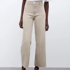 Beiga jeans i modellen ”the marine straight” från Zara💕 Knappt använda och är i bra skick! Storlek 36❣️