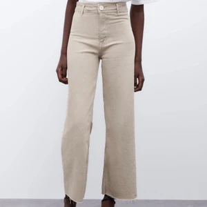 Beiga jeans från Zara - Beiga jeans i modellen ”the marine straight” från Zara💕 Knappt använda och är i bra skick! Storlek 36❣️