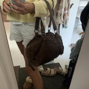 Zadig & Voltaire väska!🤎🤎👊🏼 - Jättefin brun skinn väska från Zadig & Voltaire! 🤎 Ganska gammal så den finns nog ej kvar att köpa men i bra skick. Den är mittemellan stor och har gulliga detaljer💕 Frakt tillkommer å skriv vid intresse!🤎🤎😜