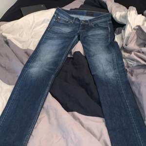 Ett par blåa jeans från tiger of sweden, i storlek W32L34. Använda några gånger men är i fint skick. Köparen står för frakten.