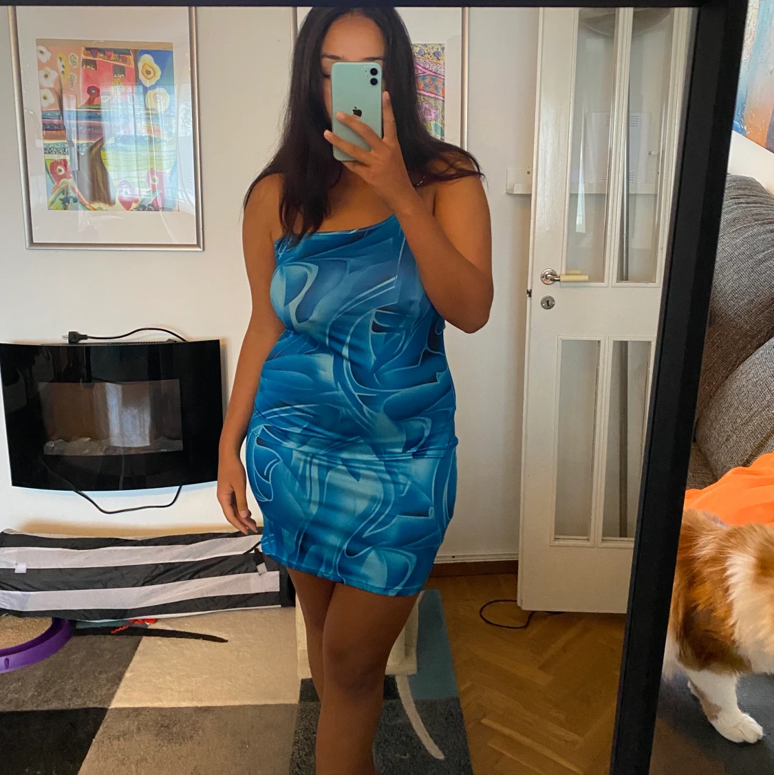 Blå mönstrad klänning