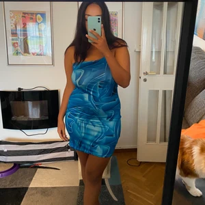 Blå mönstrad klänning  - HELT OANVÄND Blå mönstrad klänning med ett band. Perfekt till nu när klubbarna öppnar igen☺️