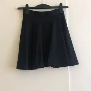 Snyggg svart kjol i skatermodell 