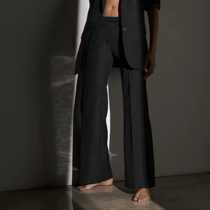 Lågmidjade kostymbyxor - Säljer dessa helt slutsålda Zara lågmidjade kostymbyxor i nyskick, aldrig använda med lappar kvar. Köpta för 559kr. Säljer pga för stora. Frakt ingår ej. Skriv för mer detaljer. 