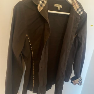BURBERRY SKJORTA - För liten för mig tyvärr men snyggaste skjortan som passar till allt. Från burberry😻står storlek XL men enligt mig typ S/M