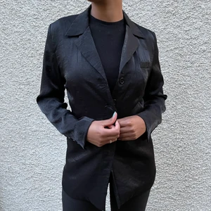 Svart glansig kavaj - Passar mig som är lång M🤍