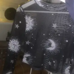 Världens sötaste mesh tröja med jättecoolt mönster av solar, stjärnor och månar! 