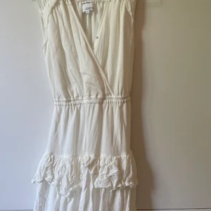 Jättefin klänning🤩 - Säljer min klänning från designer remix då den inte kommer till användning tyvärr! Köpt förra sommaren, nypris 1500kr. Storlek 14 år vilket enligt mig motsvarar xs💕 Super fint skick och använd några få gånger så i sparsamt skick! Buda i kommentarerna om fler är intresserade!💕 kan gå ner i pris vid snabb affär