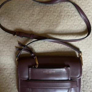 Marc Jacobs liten väska - Liten fin väska man får plats med mycket i, typ oxblodsröd med flera små fack inuti! 