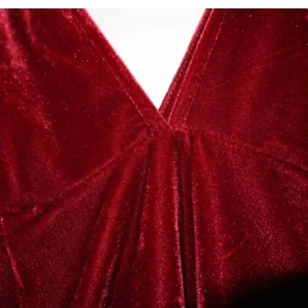 Röd Velvetklänning med korsad rygg! Köpt second hand men är lite för stor i bysten för mig så skulle passa någon med lite större bröst.. Klänningar.
