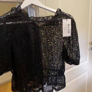 Blus från nakd - Säljer nu denna fina och helt oanvända blus från Nakd med prislappen kvar. 💕