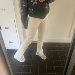 Jeans - Säljer dessa fina beiga jeans med slits från & other Stories! Använda en gång och är alltså i väldigt bra skick. Jeansstorlek 28, Passar en 36. Köpare står för frakt❤️