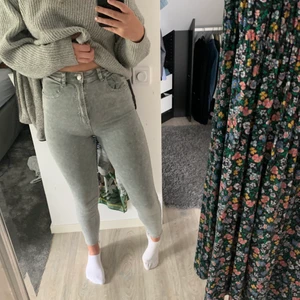 Går jeans  - Fina gråa jeans från stradivarius. Passar mig i längden som är 1,73.  Använda fåtal gånger, köparen står för frakten!😊