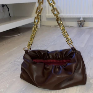 brun cloudbag - säljer min fina bruna cloudbag från shein. Nypris 200. Rymmer mycket. 