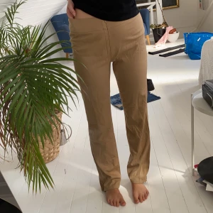 Beigebruna byxor strl. 36  - Raka beigebruna kostymbyxor i storlek 36. Köpt på humana men har för mig aldrig kommit till användning💕 