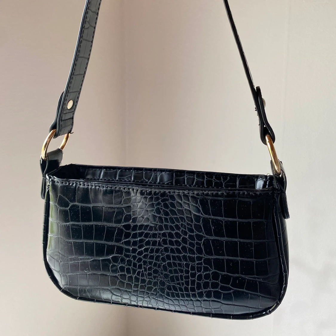 svart axelremsväska