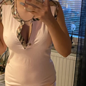 Vintage burrbery klänning - Så söt vintage burberry klänning (osäker på om den är äkta), klänningen är 83cm och sitter till mitten av låten på mig som är 164 💞