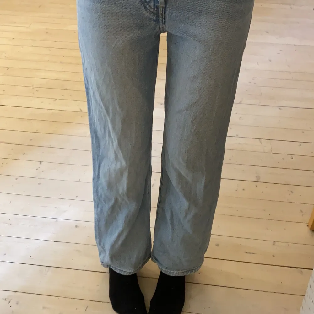 Jeansen är som nya! Väldigt bekväma. Strl 23/ xs. Jag är 159 cm och de passar perfekt. Nypris 1200 kr men säljer direkt för 600!!. Jeans & Byxor.