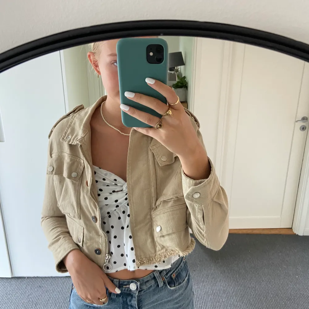 Kort, beige jacka från Bershka❣️ Storlek XS. Jackor.