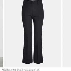 Kostym byxor från bikbok💞 - Ett par kostymbyxor från bikbok i storlek 34 som är för små för mig därav säljer jag, dom är använda men ändå i väldigt bra skick👍💞 nypris 399 mitt pris 160kr