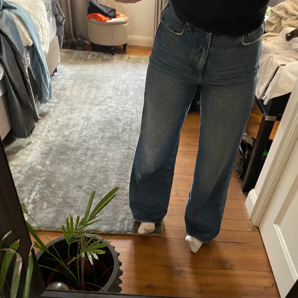 Säljer dessa jeans från Gina Tricot i modellen Idun, strl 38. Tjejen på bilden är 170 o jeansen är långa i benen. 💖 köpare står för frakt. Jeans & Byxor.