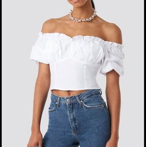 Anna Nooshin x NAKD topp - Nästintill oanvänd topp ifrån NAKD strl 36. frakt tillkommer.