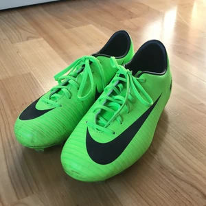 Fotbollsskor - Säljer ett par skit coola fotbollsskor ”Nike”. Knappt använda och de är i jätte bra skick. Säljer för att de är för små. Storlek 35.5. Köparen står för frakten. Jag ksk kan gå ner i pris lite men bara ksk.