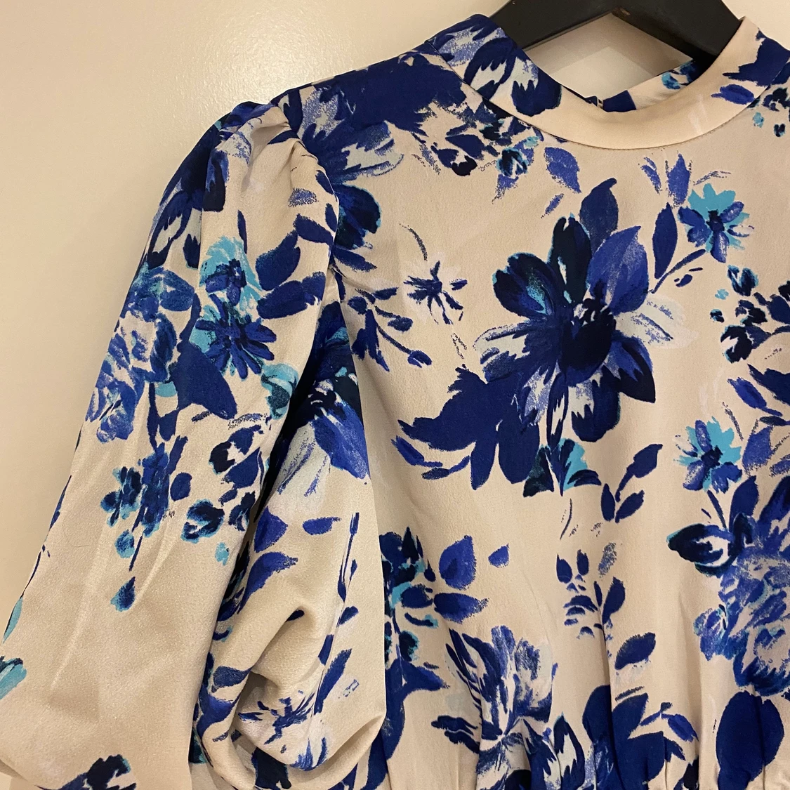 Gullig blommigklänning  - 90