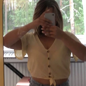 Tröja från HMi strl small - En gul sommar tröja från HM i storlek small!! Aldrig använd💞