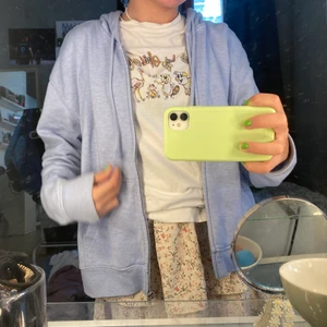 Kofta - Fin gråblå kofta! Den har en pytteliten blek fläck (se tredje bilden) 💙💙💙