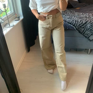 Beiga jeans  - Beiga jeans i nyskick! De är vida i benen och lite för långa på mig som är 1,62m. Köpta på Gina Tricot någon gång förra året och jag har använt dom mindre än 5 gånger. Jeansen är i storlek 36 men stora i storleken så jag skulle säga att dom passar bättre på någon som brukar bära 38 i byxor. Köparen står för fraktkostnaden.