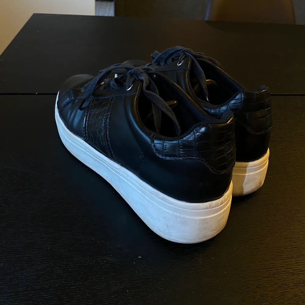 Ett par jättesnygga skor från Depeche (Nilssons skor). Skorna har en tjockare sula och är använda max 3 gånger👟. Skor.