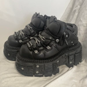 New rock 37 - Säljer mina new rocks i storlek 37 😊 i bra skick och köpta 2020. Kmr ej ihåg nypriset för exakt dessa med det ligger nog på ~~2500. Har ej lådan kvar och frakt går att fixa. 