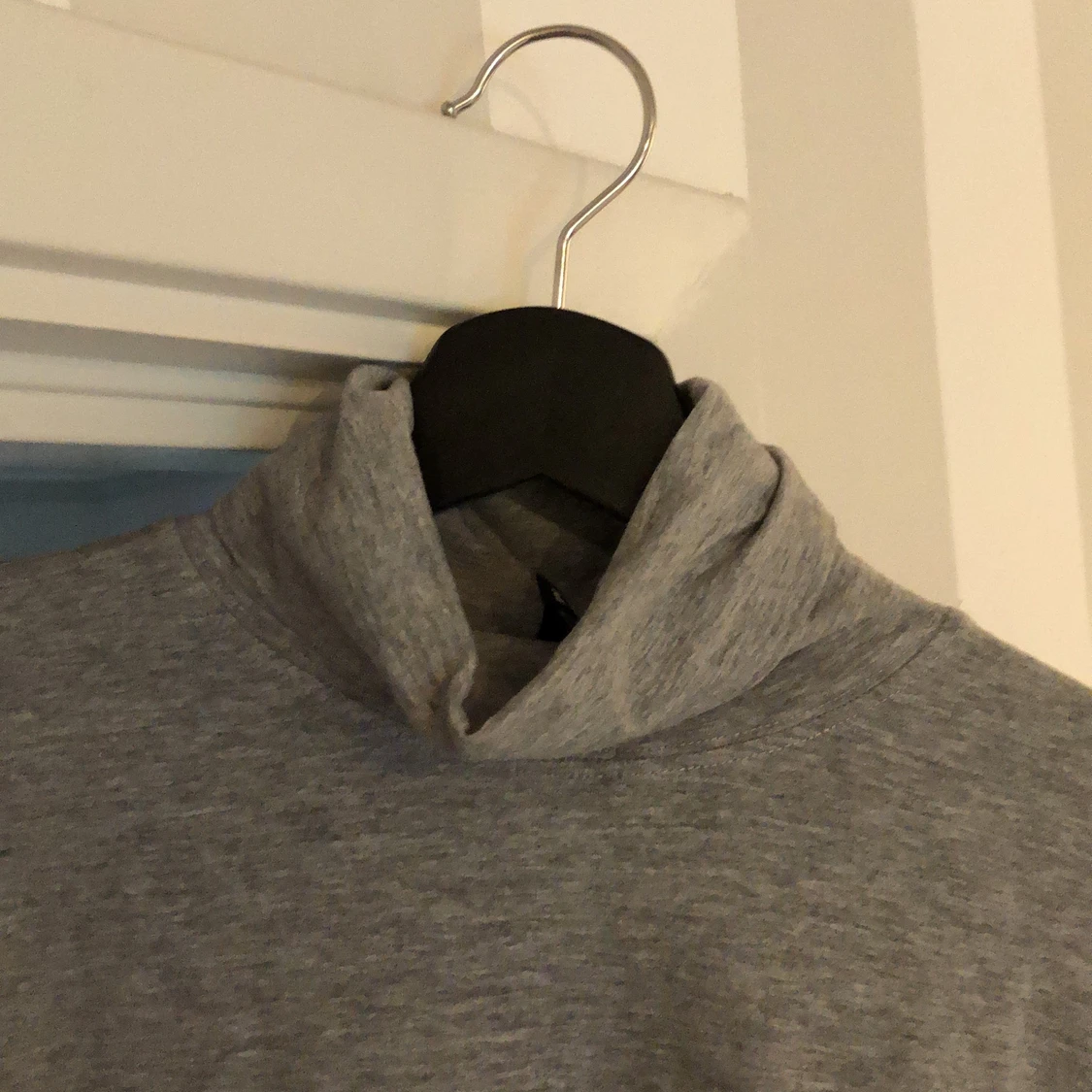 Grå polotröja. - 90