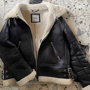 Fodrad bikerjacka - Säljer denna fina och sköna vinterjacka som är i väldigt fint skick! Jag är vanligtvis en small/medium och får plats med en hoodie under denna jacka! Jackan är i fuskläder med en varm, fodrad insida och krage hela vägen upp 🥰