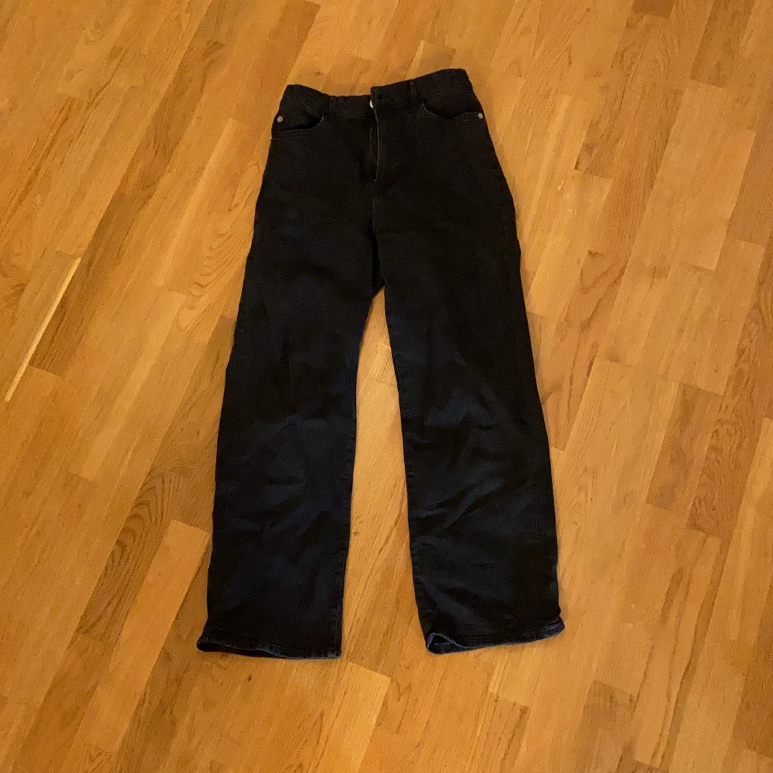 Svarta vida high waist-jeans  - 90