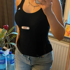 Fin träningströja - Super sött träningslinne från Adidas , formar överkroppen jätte fint 😍